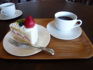 ケーキと無料のコーヒーを一緒に