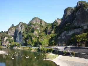 橋から見た青の洞門